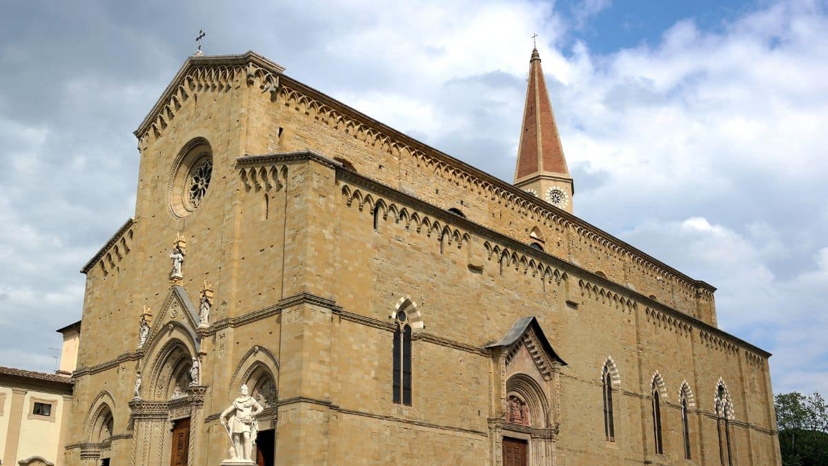 Ansicht des Doms von Arezzo, der Kathedrale der Heiligen Petrus und Donatus, vom darunterliegenden Platz aus.