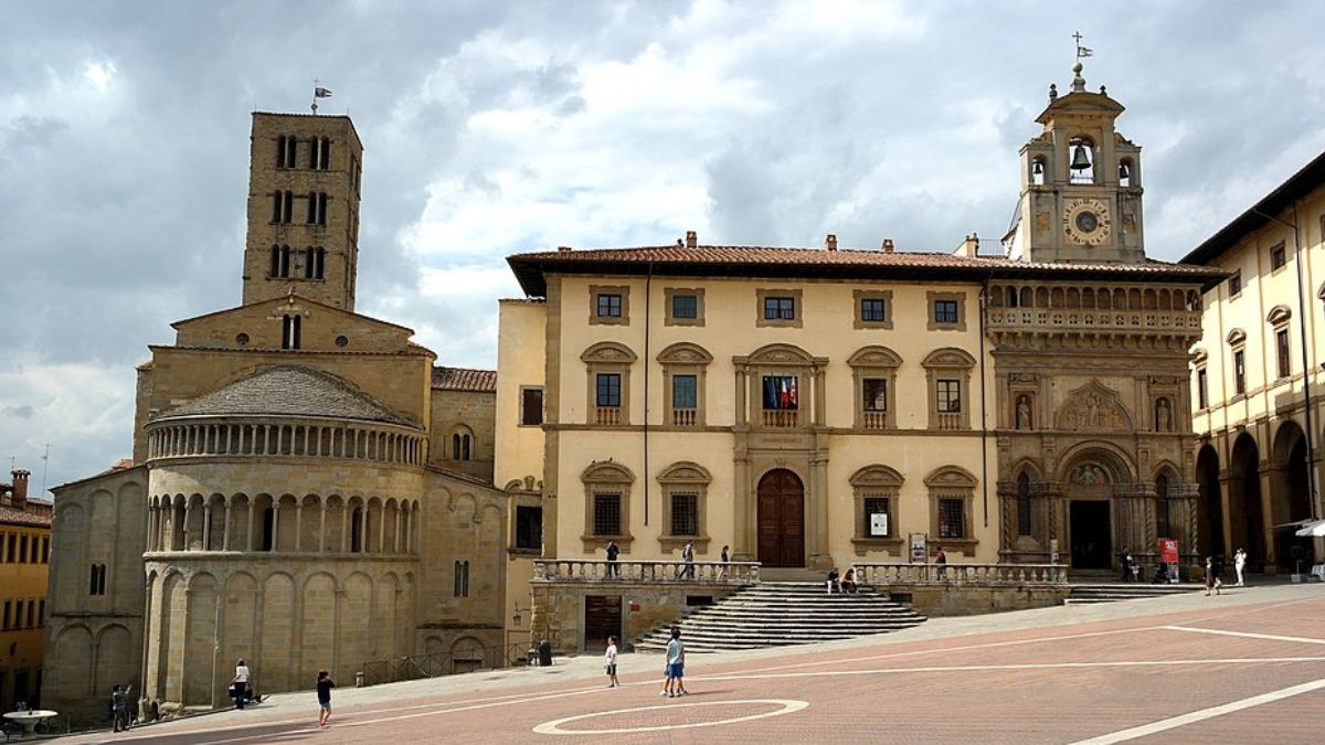 Piazza Vasari, pic from Luca Aless da wikimedia commons Piazza Vasari in Arezzo is the most important square in the Old TOwn